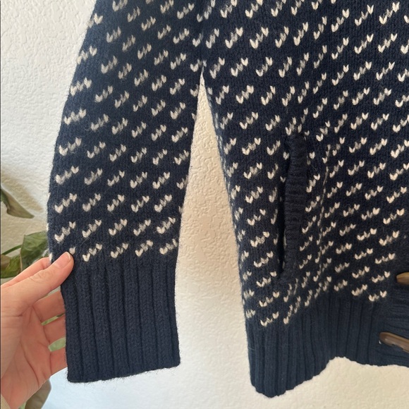 L.L. Bean Navy and Cream 100% lambs wool Ragg toggle button cardigan sweater! - Picture 6 of 10